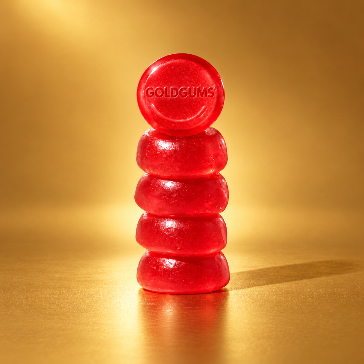 Stapel rode Goldgums gummies op gouden achtergrond